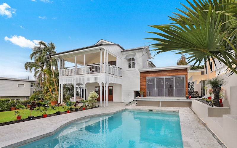 Maison avec toiture en renovation par un couvreur professionnel